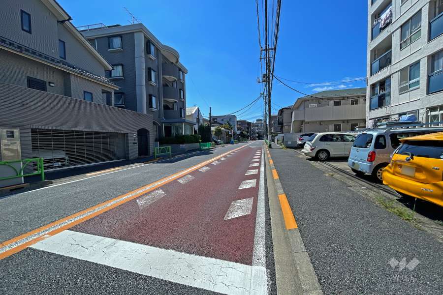 敷地南側の前面道路（東側から）