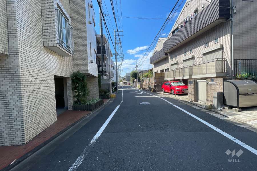 敷地北側の前面道路（東側から）