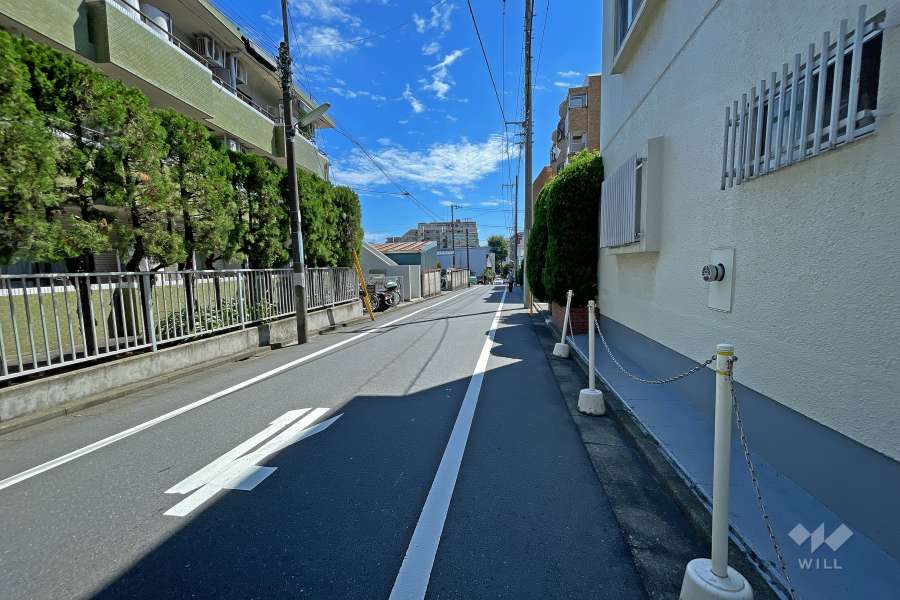 敷地の西側前面道路　