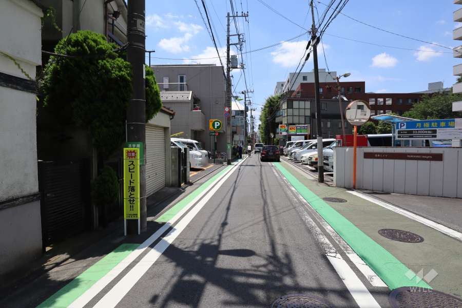 敷地東側の前面道路（北側から）