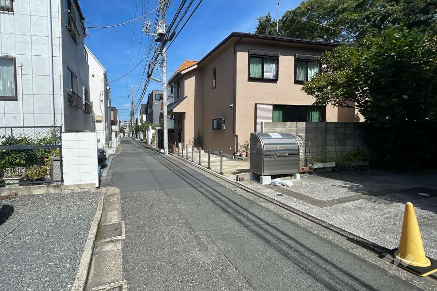 敷地西側の前面道路