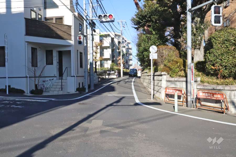 敷地北西側の前面道路（南西側から）