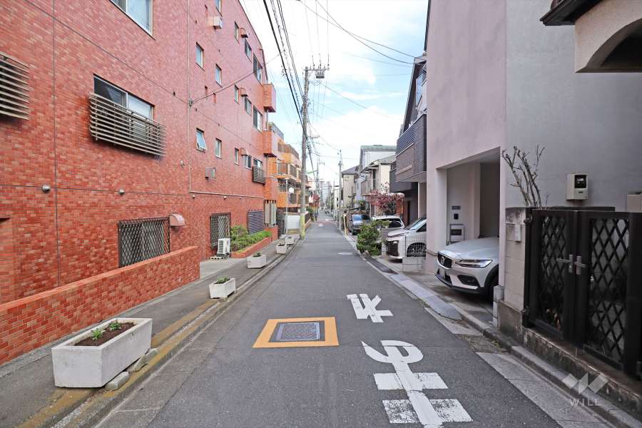 敷地南東側の前面道路(南西側から)