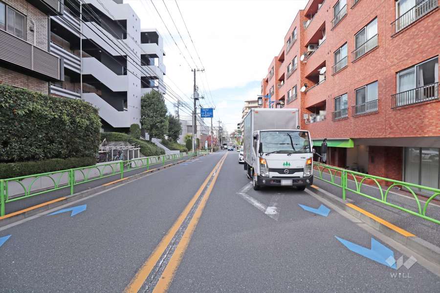敷地南西側の前面道路(南東側から)
