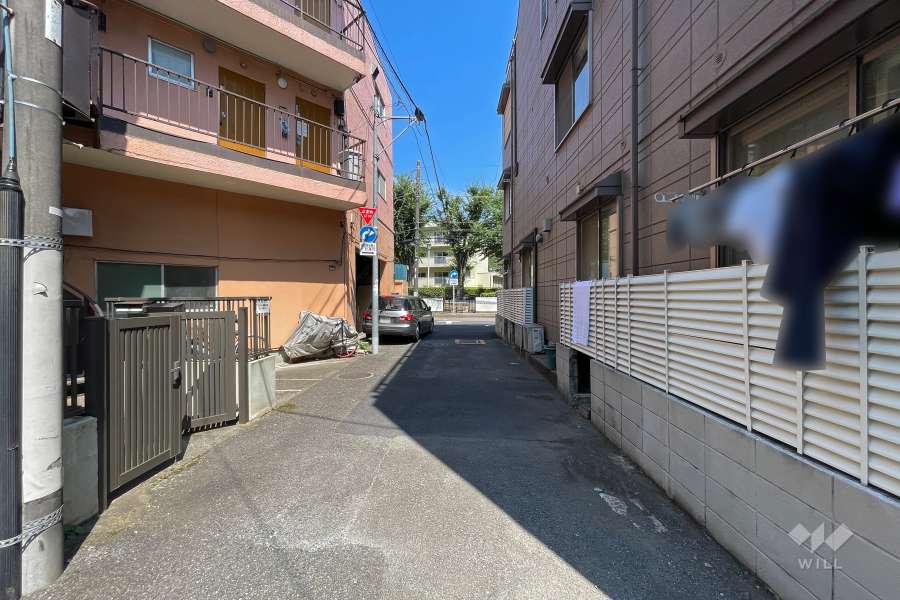 敷地北側の前面道路（南側から）