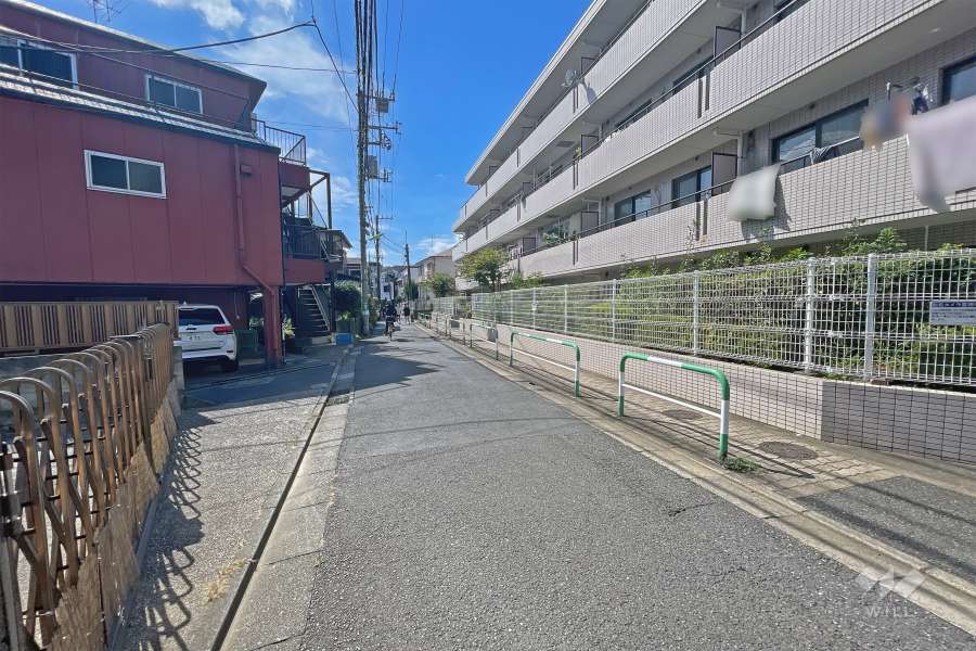 敷地南東側の前面道路（北東側から）