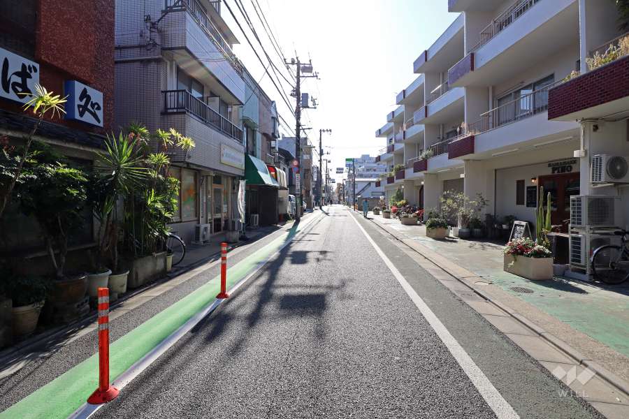 敷地西側の前面道路