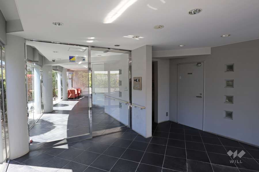 エントランスはオートロック付きです。