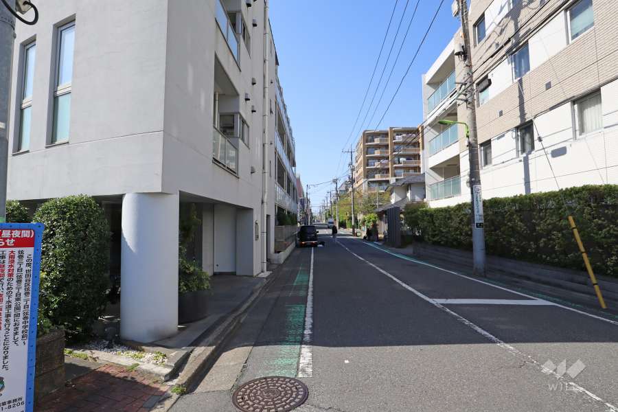 敷地東側の前面道路（南側から）