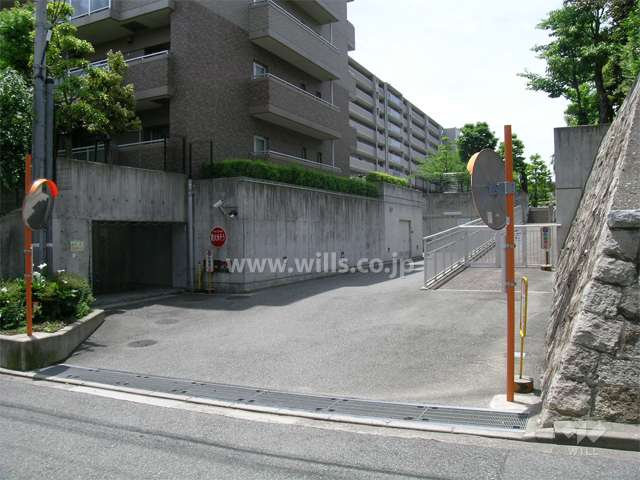 地階の駐車場への入り口