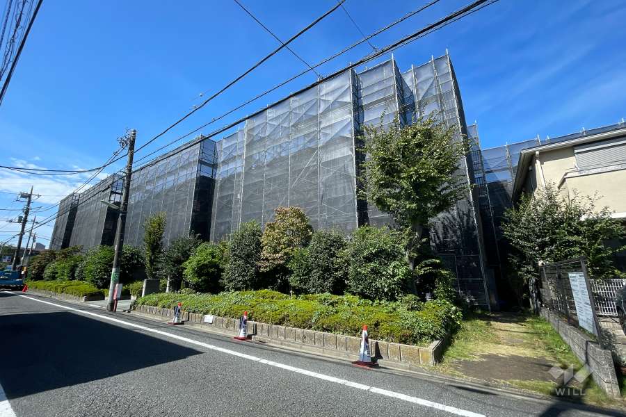 東急ドエルアルス弦巻一丁目の外観（南東側から）※2022年10月現在、大規模修繕工事中
