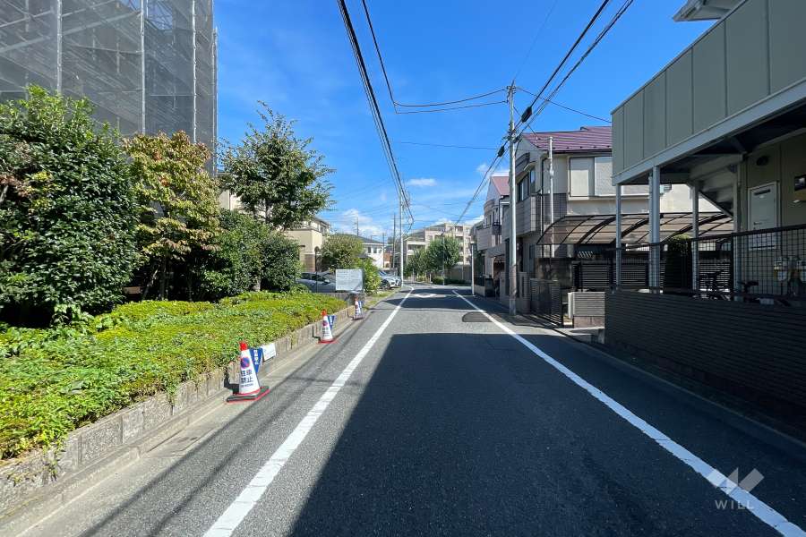 敷地南側の前面道路（東側から）