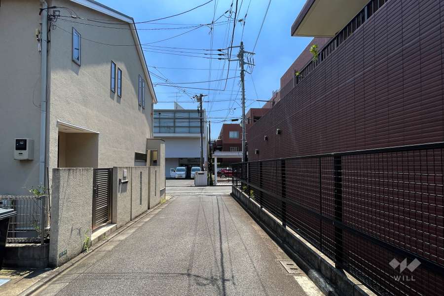 敷地北東側の前面道路（北西側から）