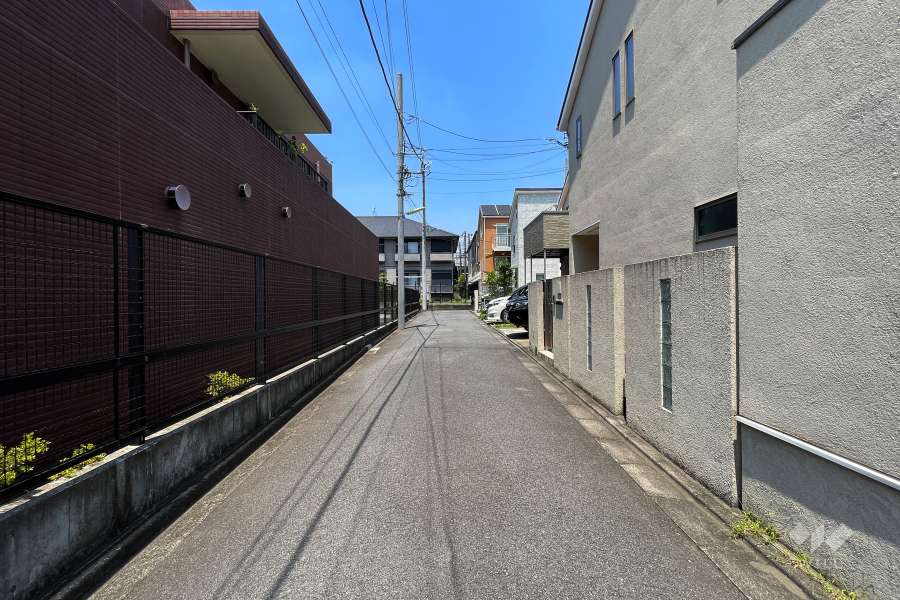 敷地北東側の前面道路（南東側から）