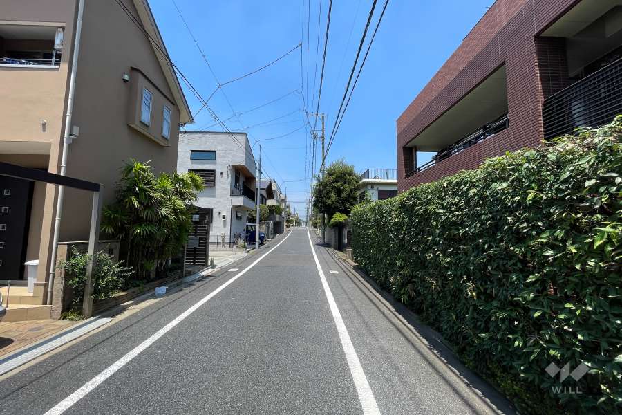 敷地南西側の前面道路（南東側から）