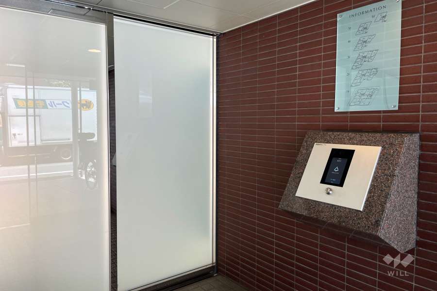 エントランスはオートロック付きです。