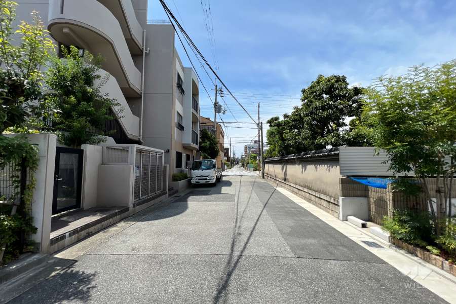 敷地北西側の前面道路(東側から)