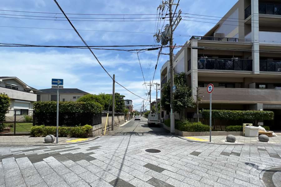 敷地北西側の前面道路(西側から)