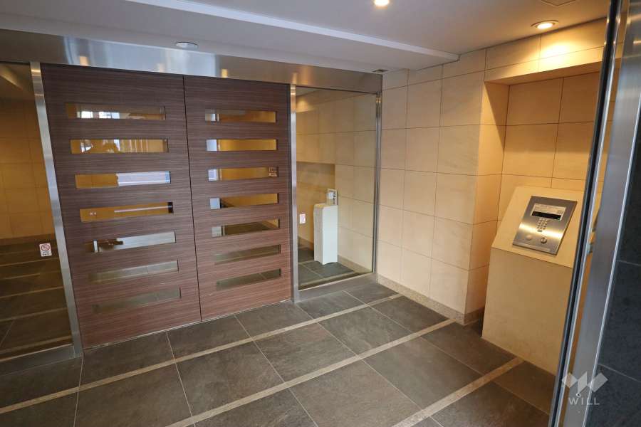 エントランスはオートロック付きです。