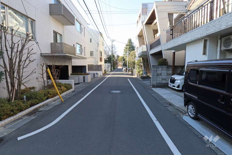 敷地北側の前面道路（東側から)