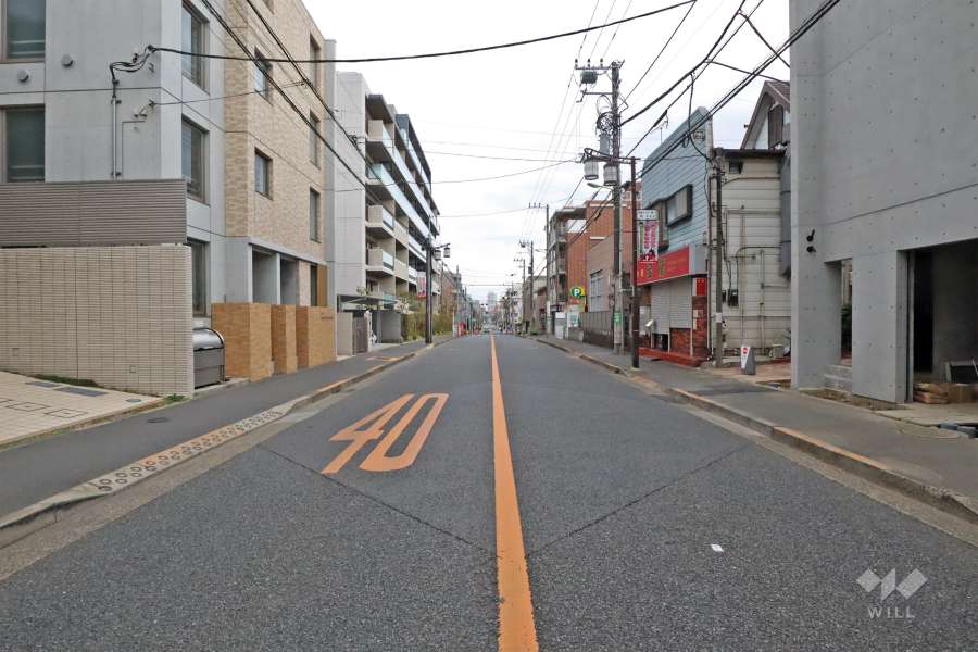 敷地北側の前面道路は弦巻通りです(西側から)。