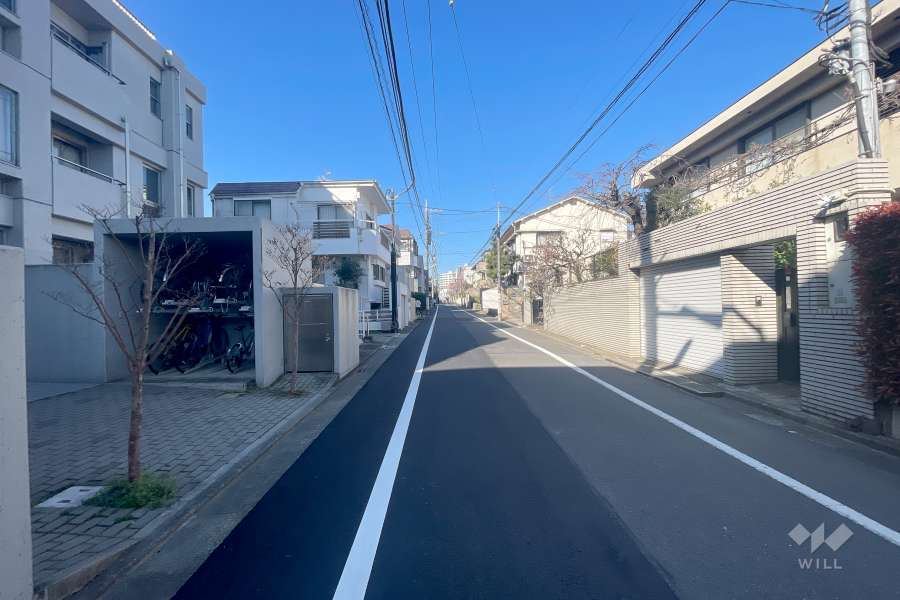 敷地北側の前面道路