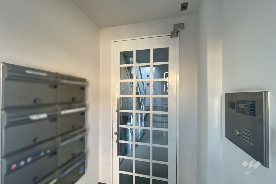 エントランスはオートロック付きです。