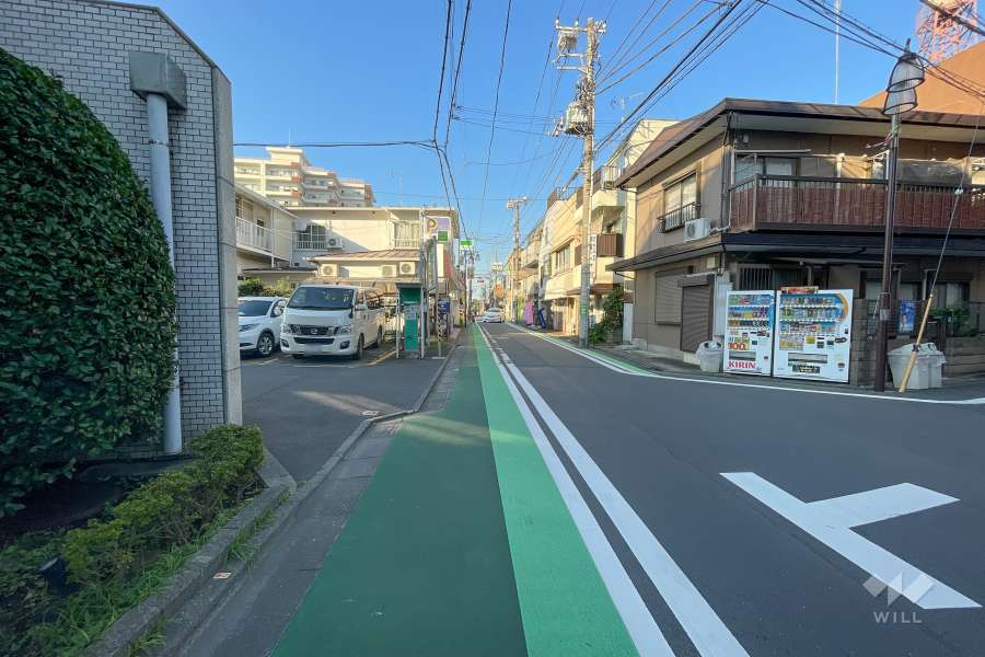 敷地の東側前面道路（南側から）