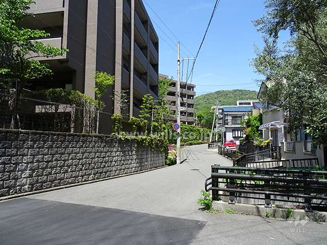 敷地北側の前面道路（東側から）