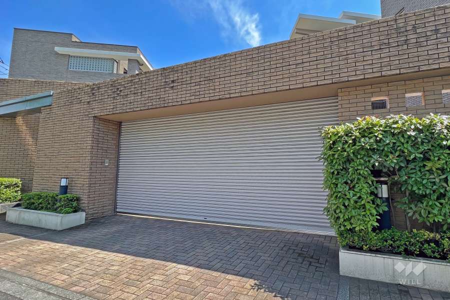 駐車場の出入り口(シャッター付き)