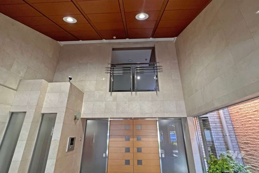 エントランスホールは開放感のある二層吹き抜けです。