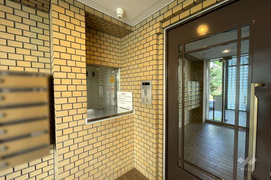 エントランスはオートロック付きです。