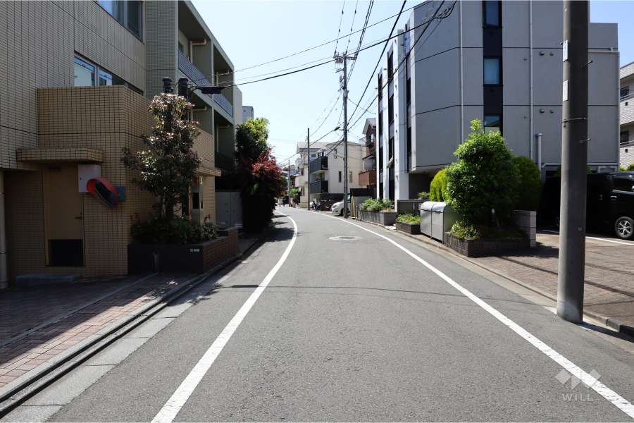 敷地北西側の前面道路（北東側から）