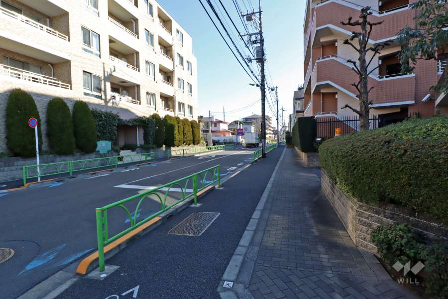 敷地北東側は、駒沢公園通りに面しています。