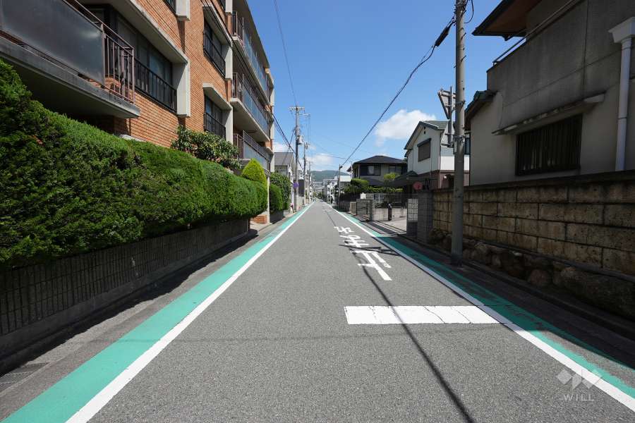 敷地北東側の前面道路（南側から）