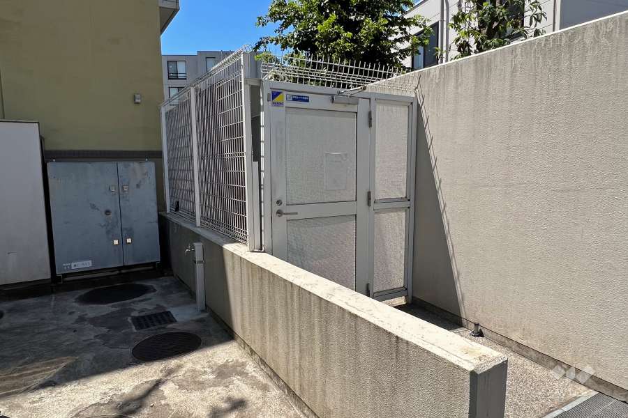 駐輪場出入口、ゴミ置き場