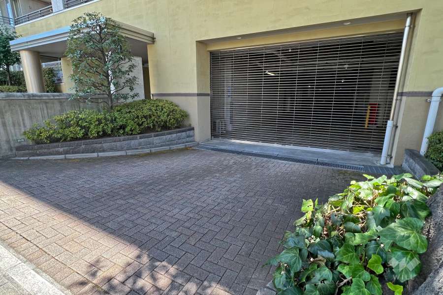 駐車場出入口(リングシャッター付き)