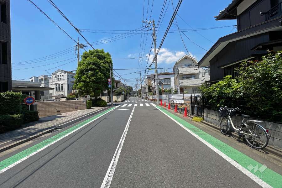 敷地東側の前面道路（南側から）