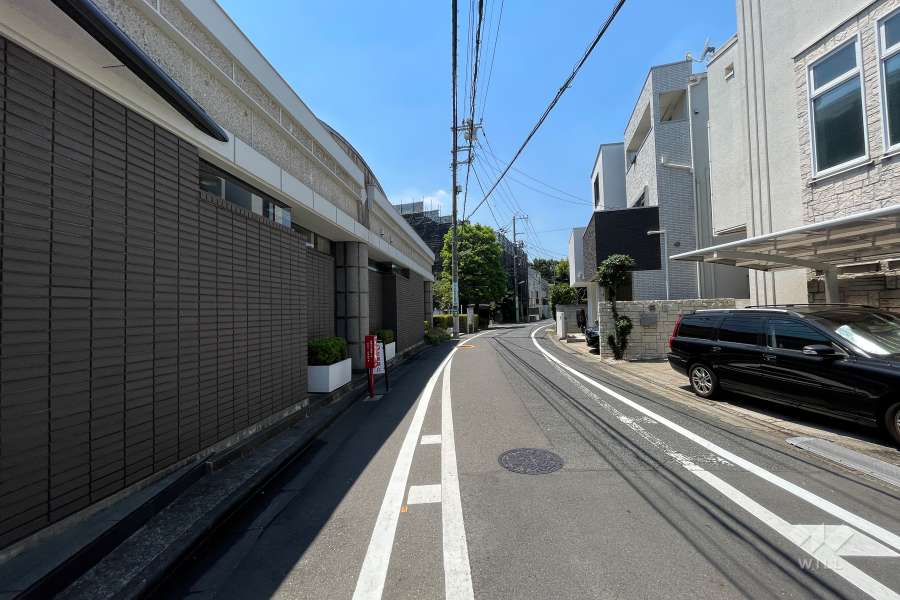 敷地北側の前面道路（東側から）