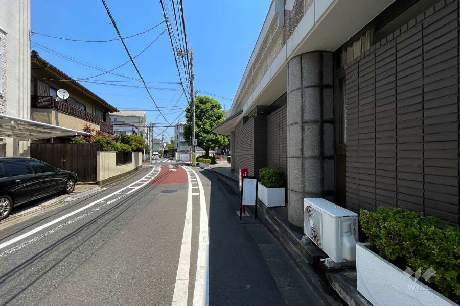 敷地北側の前面道路（西側から）
