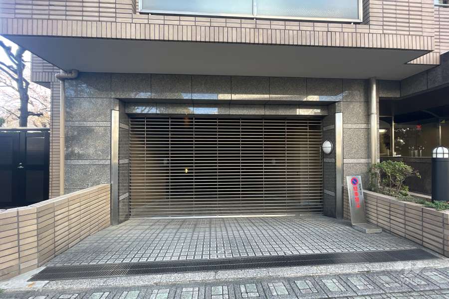 駐車場の出入り口（リングシャッター付き）