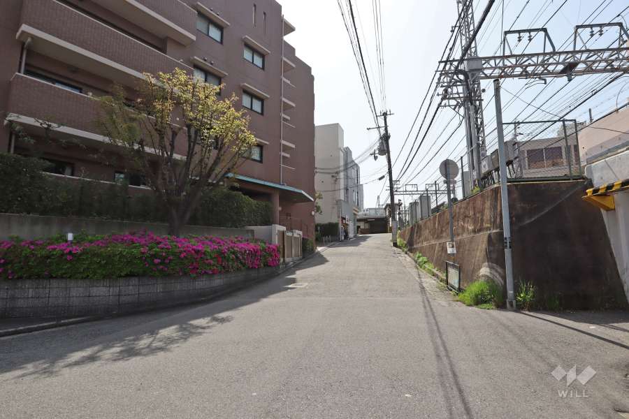 敷地北側の前面道路。右手には阪神本線が通っています。
