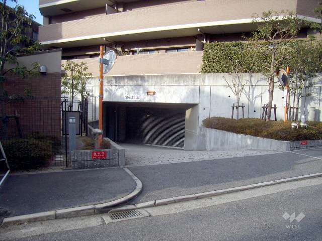 地下駐車場。出入口にはリングシャッターが付いています。