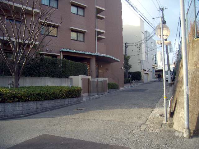 敷地の北側道路。突当たりは阪神「芦屋」駅です。