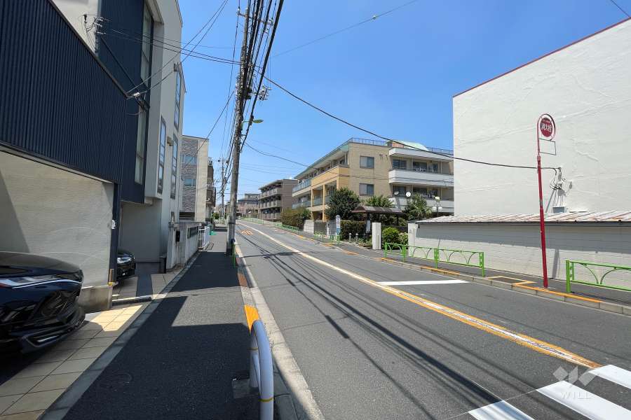敷地西側の前面道路