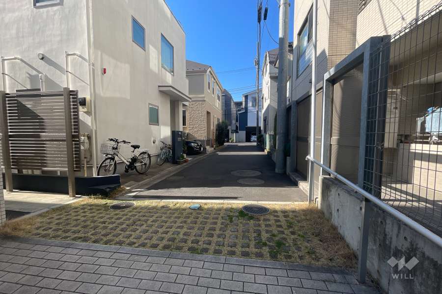 敷地西側の前面道路（北側から）
