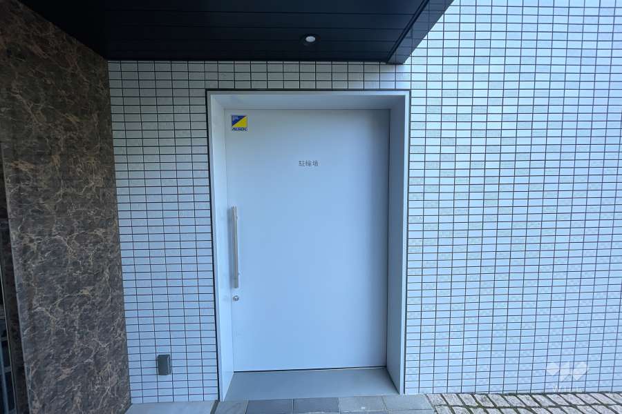 駐輪場の出入口（オートロック付き）