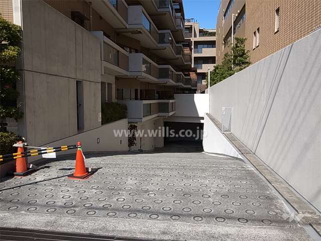地階にある駐車場へのアプローチ