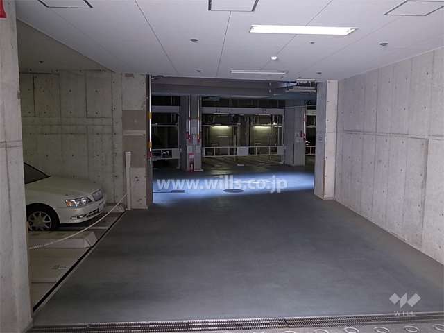 地階にある敷地内駐車場（機械式）