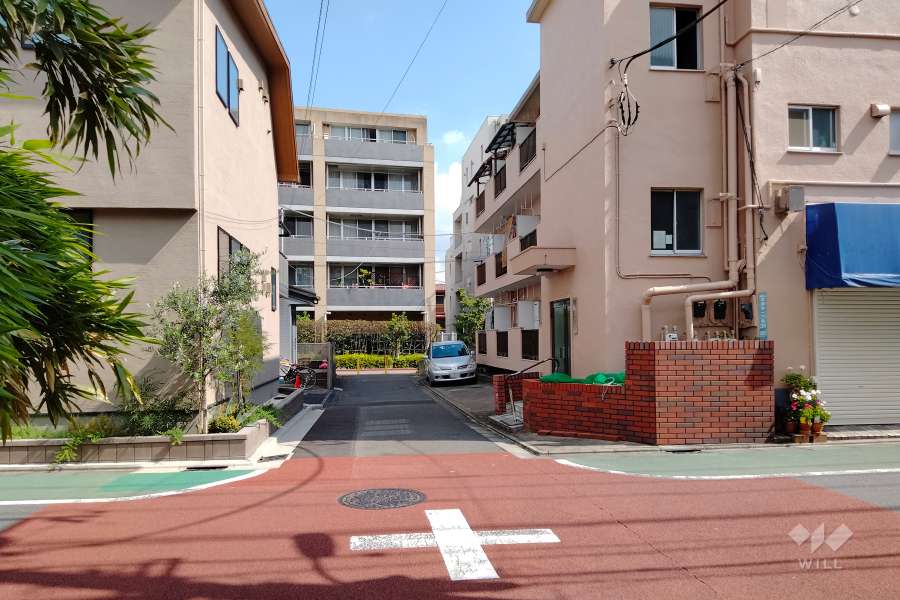 敷地西側の前面道路